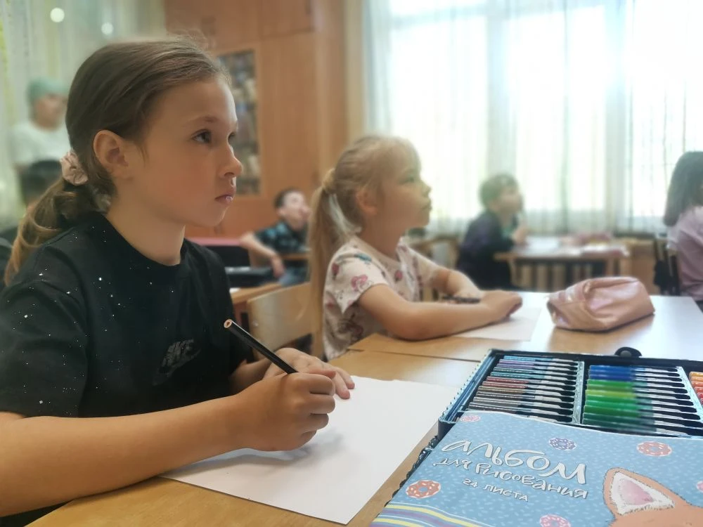Воспитанники школьного летнего лагеря "Радуга" 🌈 посетили ДДТ "Юность".
🖍Дети приняли участие в ма