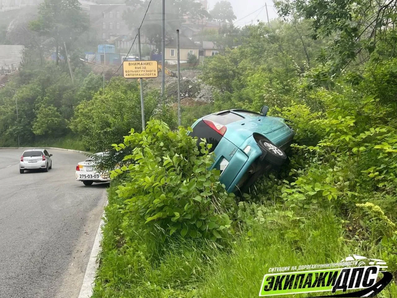 ДТП на спуске с Проспекта красоты в сторону Авангард.

Водитель Toyota Fancargo не справился с управ