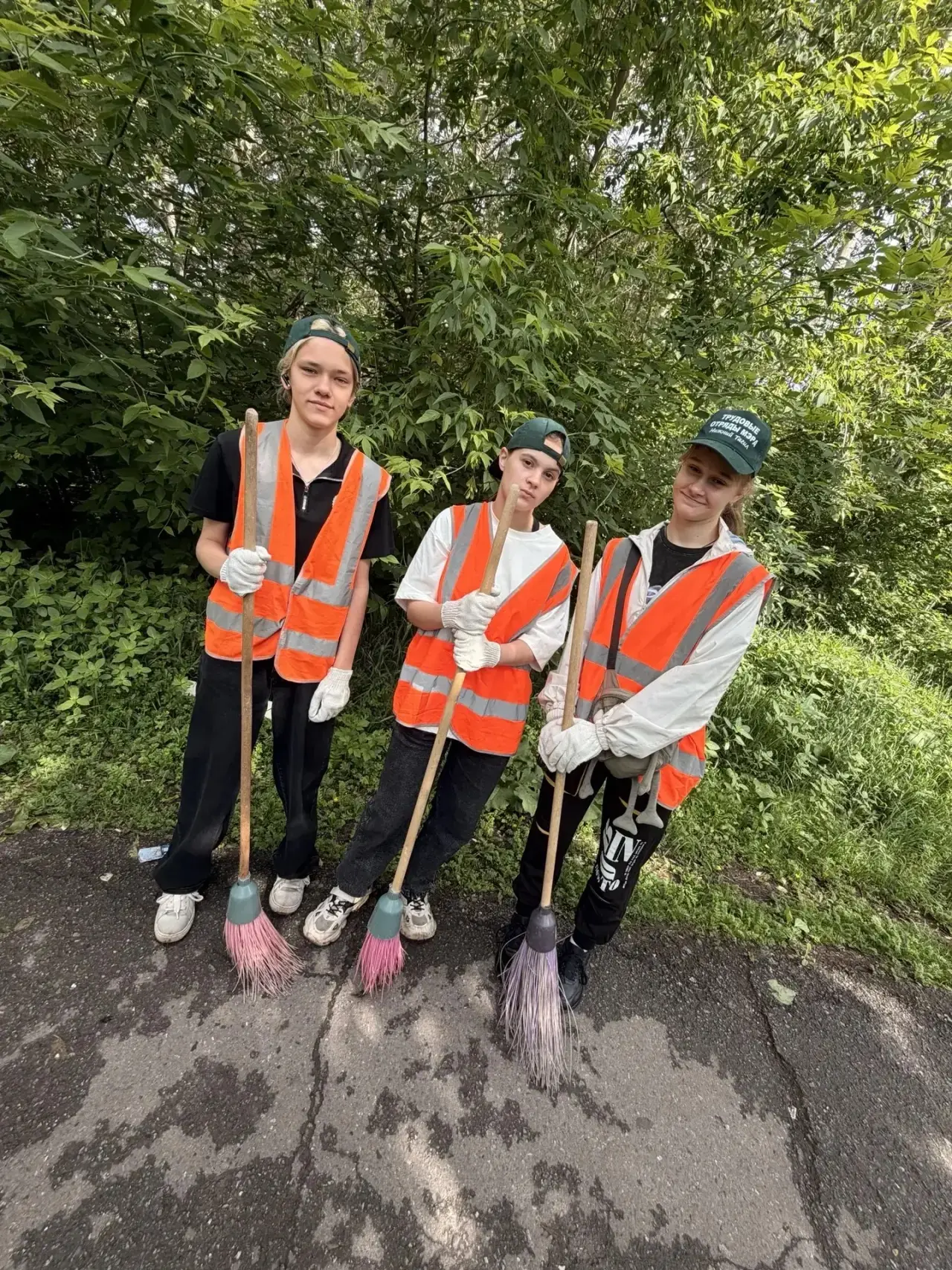 Продолжаем делать район лучше! 💪🌿

У отряда мэра — рабочий понедельник. Сегодня ребята занимаются 