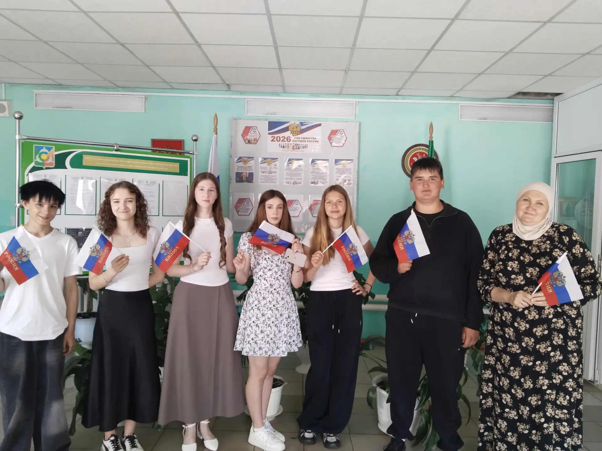 В школе состоялась беседа «Светлый край берез, моя Россия», посвящённая Дню России. Старшеклассники 