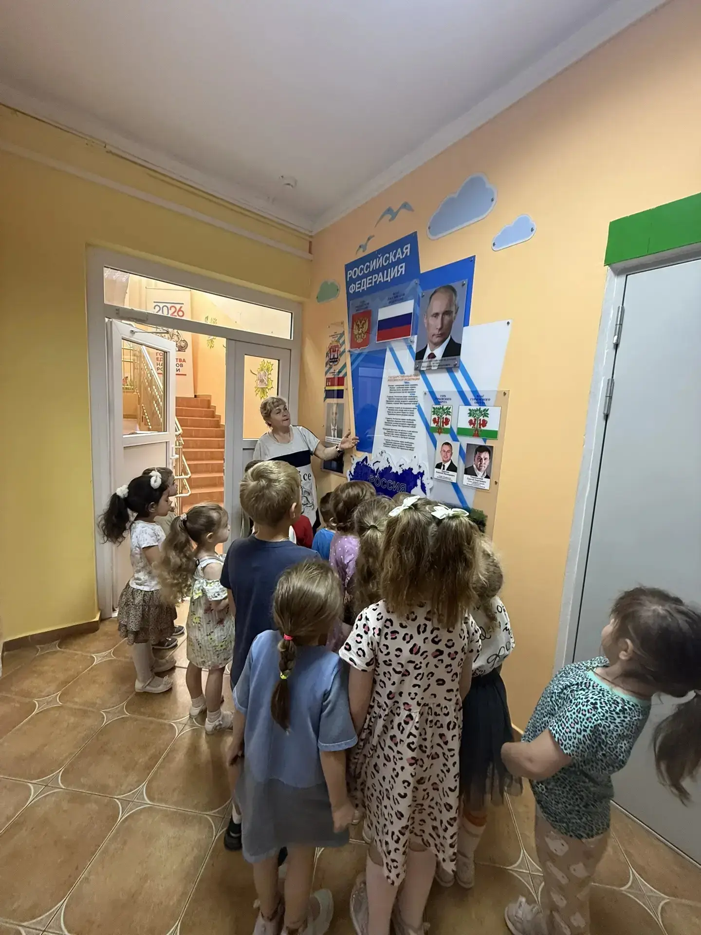 Россия — Родина моя! 🇷🇺

В преддверии Дня России в младше-средней группе "Капельки "прошли интерес