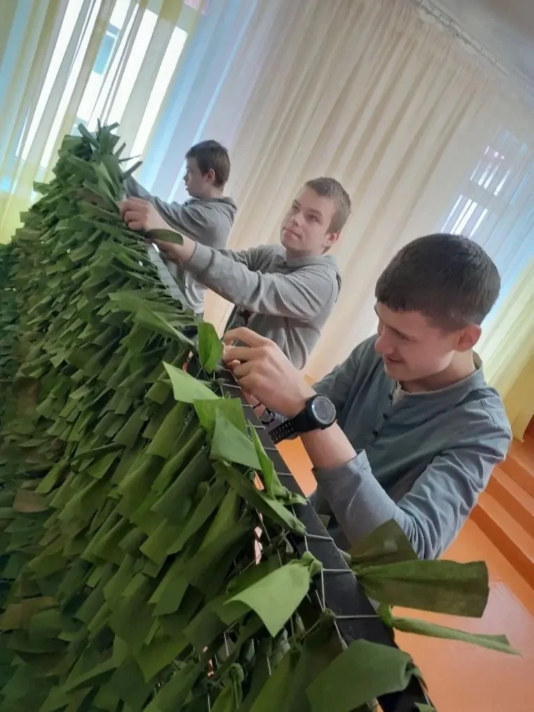 Плетем ПОБЕДУ вместе!
Еще одна сеть готова. 
В нашей школе нициатива по плетению маскировочных сетей