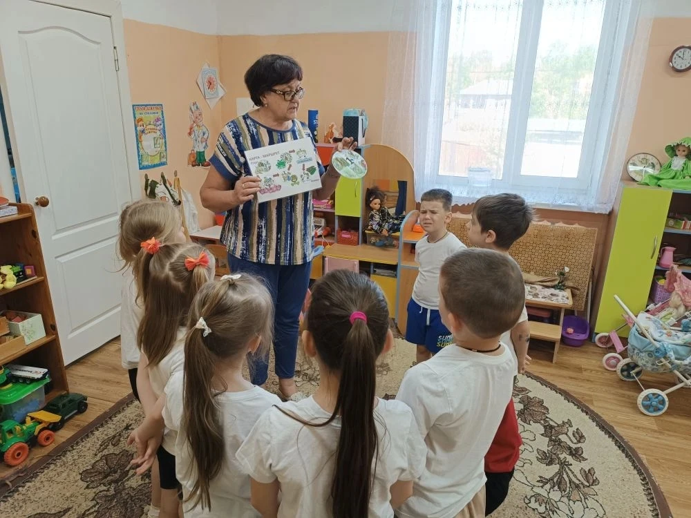 Получив письмо от солнышка, дети согласились выполнить задания и помочь солнышку собрать лучики. Так