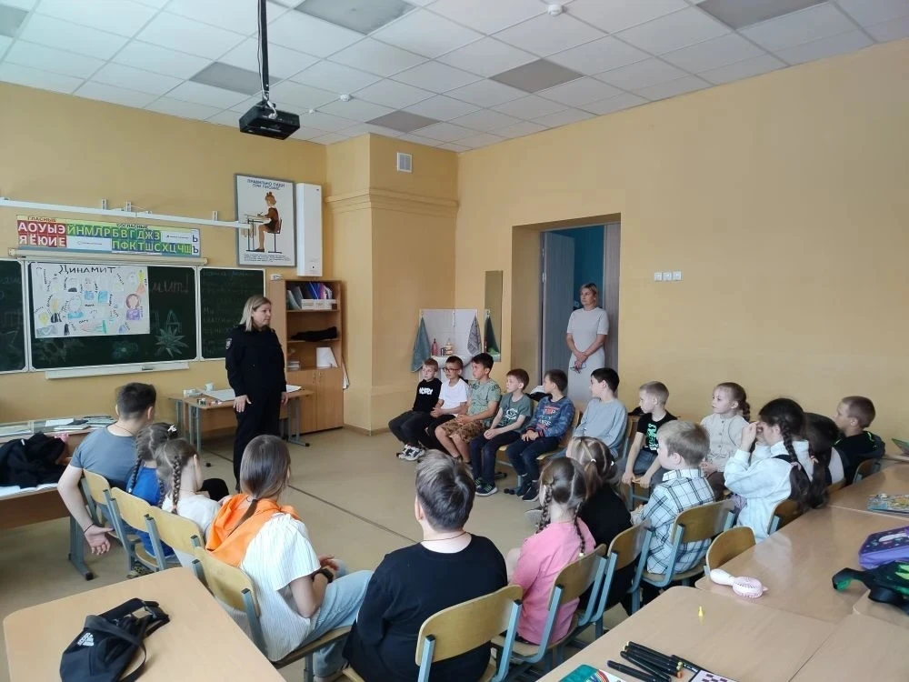 ДРУЖБА, ЗНАНИЯ И БЕЗОПАСНОСТЬ: ДЕНЬ В ПРИШКОЛЬНОМ ЛАГЕРЕ!

👮‍♂‍ Сегодня к нам в гости заглянула лей