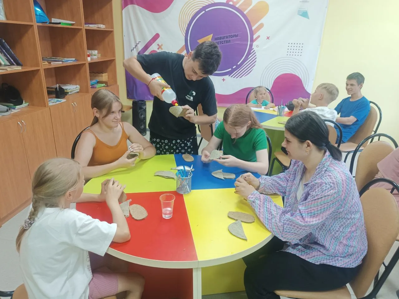 10.06. Школьный лагерь "Дружба". Утро началось с зарядки. Затем час чтения, трудовой десант и мастер