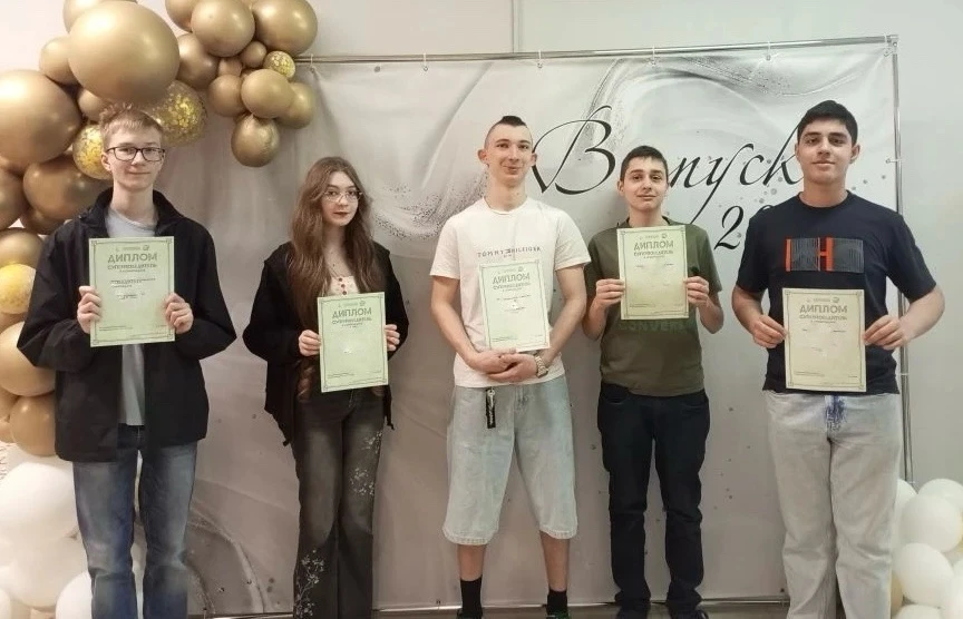 🏆 Наши ребята на олимпиадах!

🇷🇺 Артём из 6 "З", Юлия и Иван из 7 "З", Екатерина из 7 "Л", Арина 