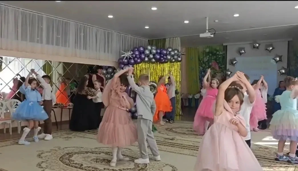 🎶 Выпускной в ДОУ: трогательно, нежно и незабываемо!

В подготовительных группах N 2 и N4  прошел  