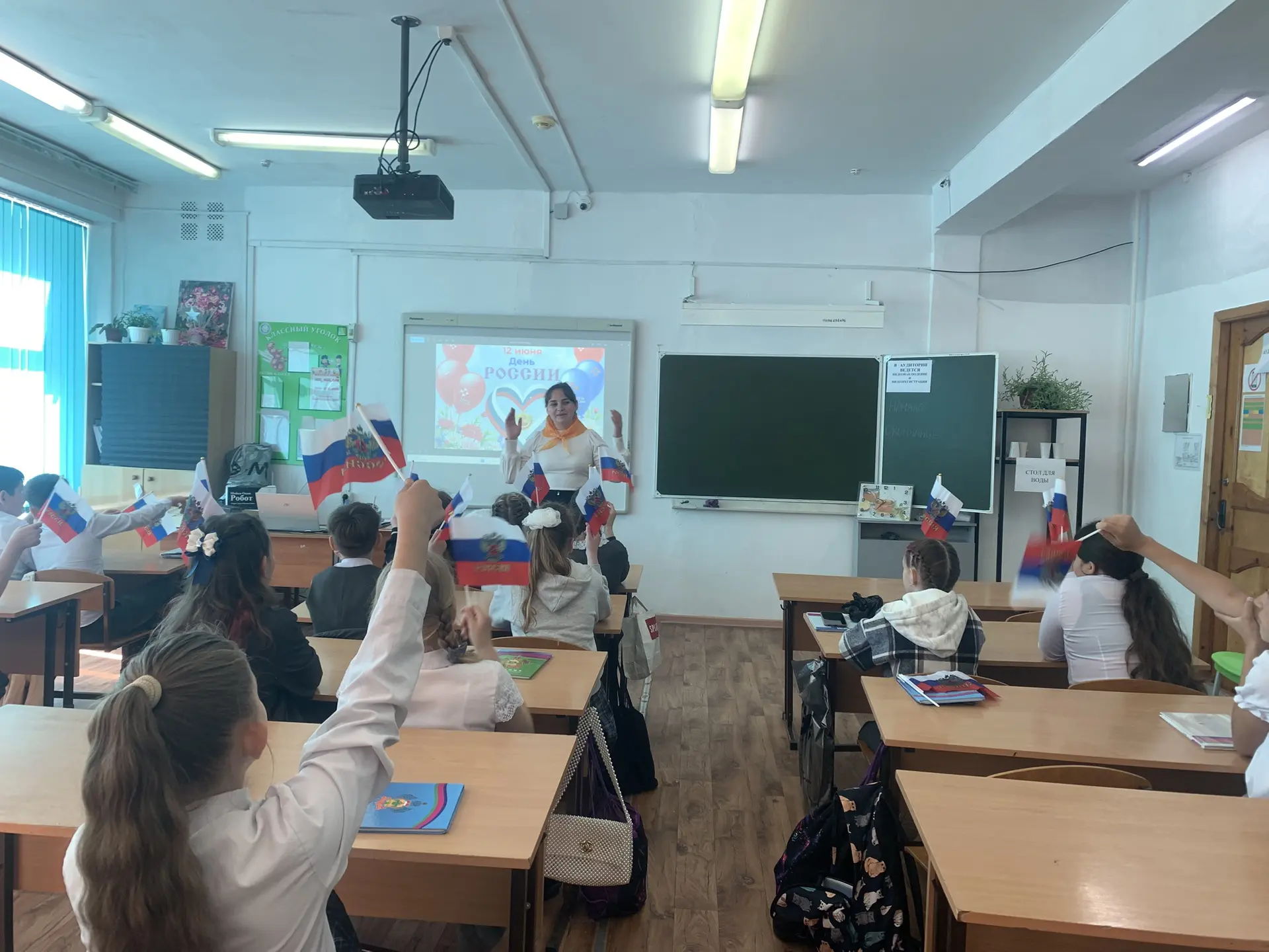 «С чего начинается Родина?» 🇷🇺💚

В преддверии Дня России советник директора провела для наших реб