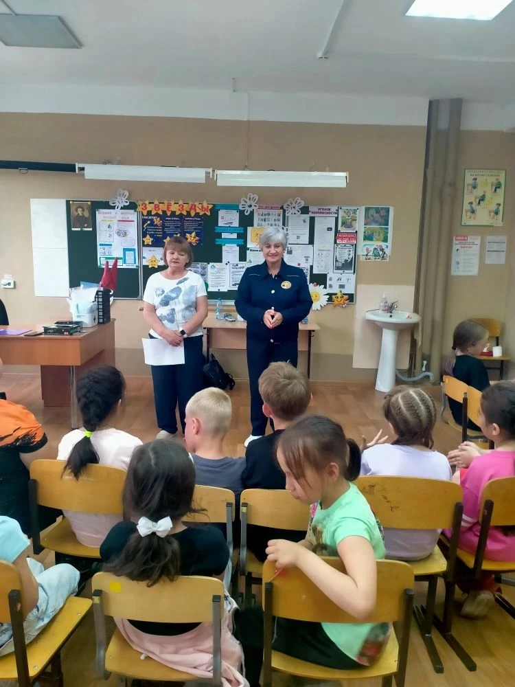 Специалисты ОПП ГОО " Кузбасский РЦППМС" Щекодько Г.В. и Шаталова Л.В провели беседу в ЛДП " Солнышк