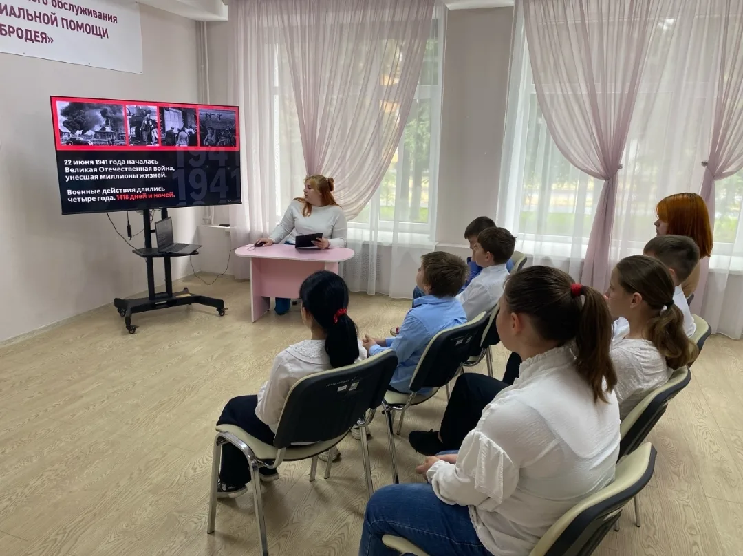 Прошел патриотический час «Мы помним, мы гордимся»

В ОКУ «Железногорский центр соцпомощи «Добродея»