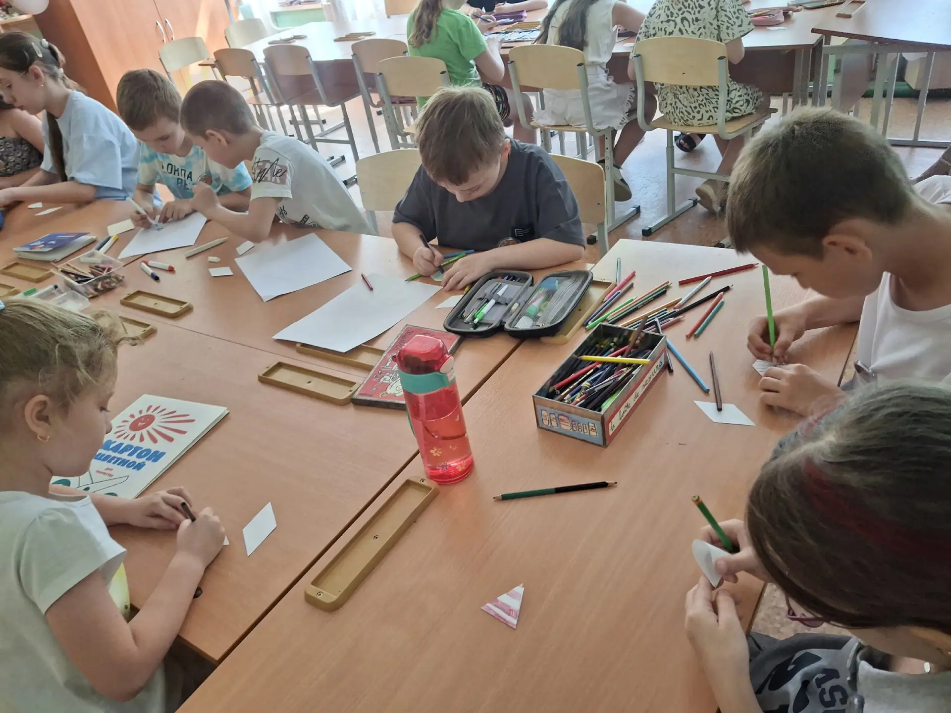 🎨 День творчества в нашей школе прошёл просто волшебно! 🌊

Утро началось с энергичной зарядки — за