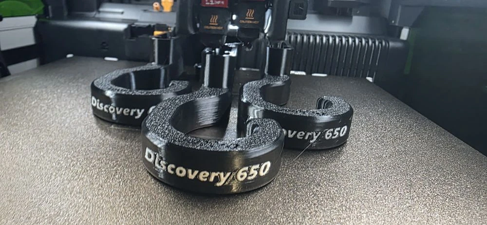 🚀 Держатель кранца с надписью «Discovery 650» под трубу 38мм — готов! 🔧
Выполнен индивидуально под