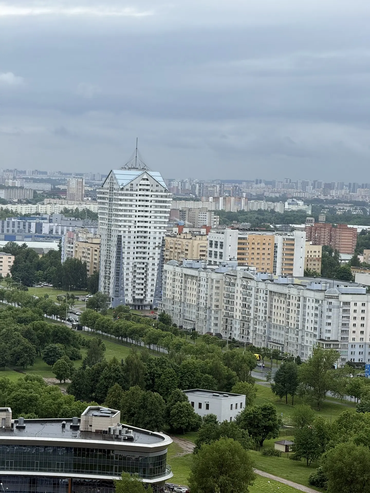 Гулять сегодня грустно… и холодно, и мокро…. Но  нашагали 16 тысяч шагов. Кроссовки мокрые🙈🙈🙈, ку
