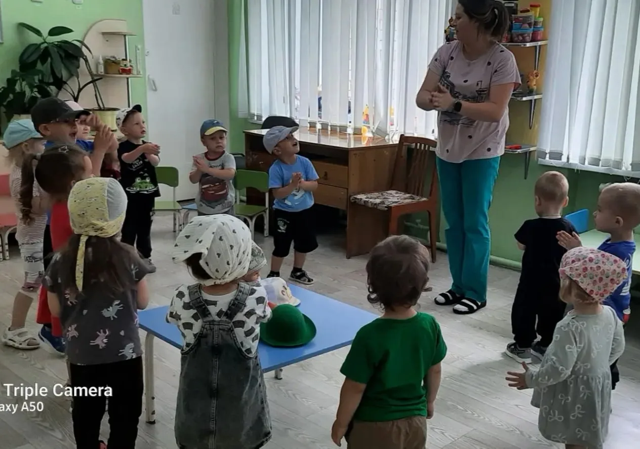 Вот денёчки жаркие -
Вот панамки яркие!
Жёлтые и синие,
Лёгкие, красивые!

👒В группах "Мак" и "Геор
