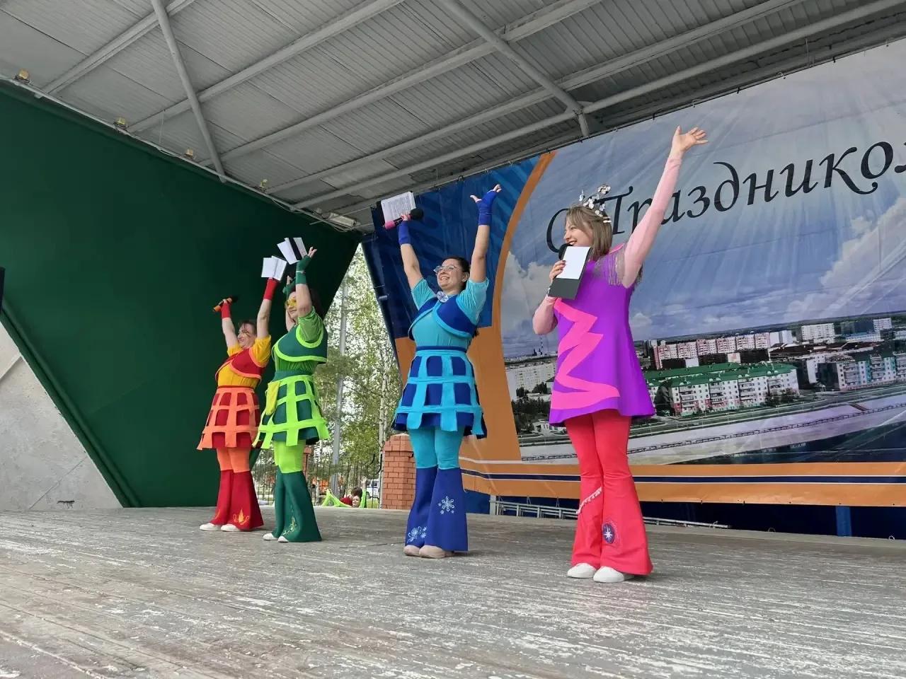 В первый день лета, 1 июня, на главной площади посёлка Излучинск прошла интерактивная программа для 