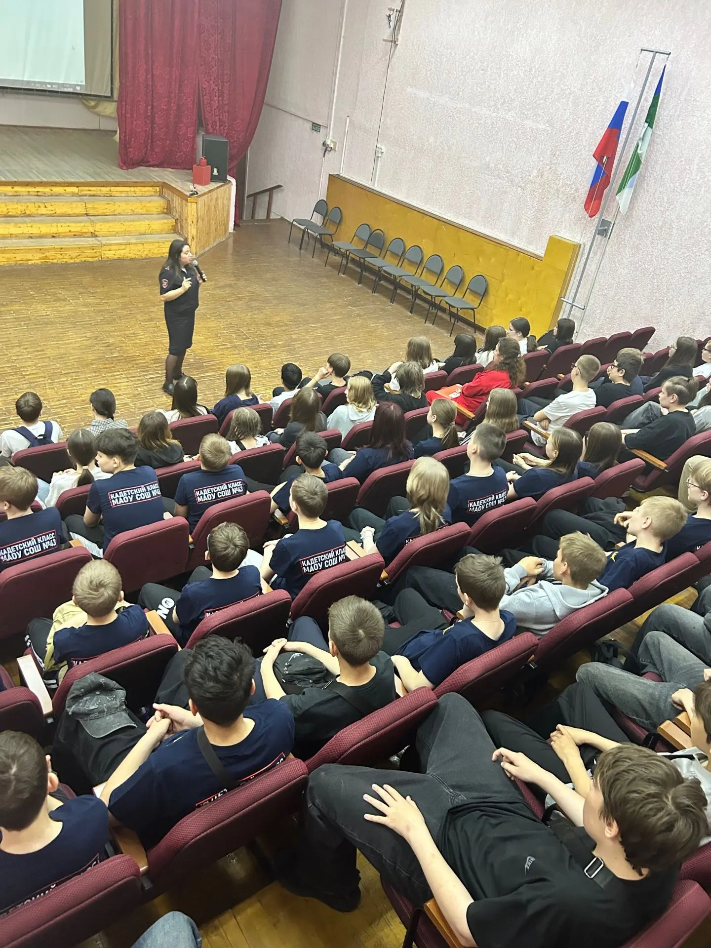 В нашей школе прошла важная и очень интересная встреча! К нам пришли сотрудники дорожной полиции и п