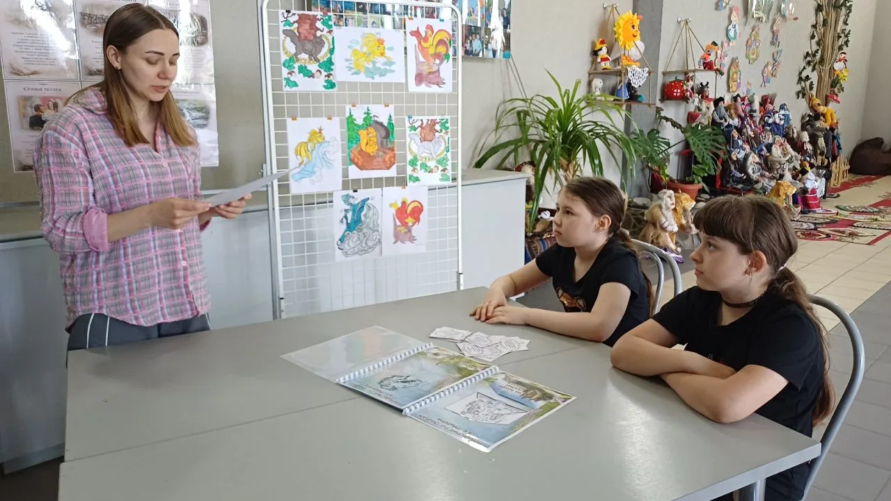В гостях у Пушкина📚
 
👆Руководитель кружка «Дома ремёсел» Анастасия Борзенко провела для ребят вик