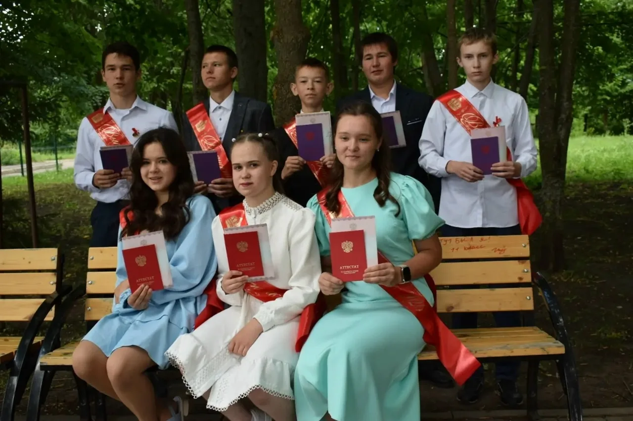 В добрый путь, выпускники!

В жизни каждого школьника есть особенные, волнительные моменты, и один и