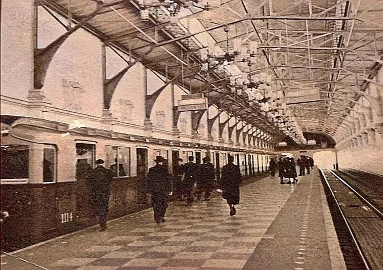 Станция  метро, которая принимала пассажиров с 1954 года до 1961 года

В 1954 году открылась станция