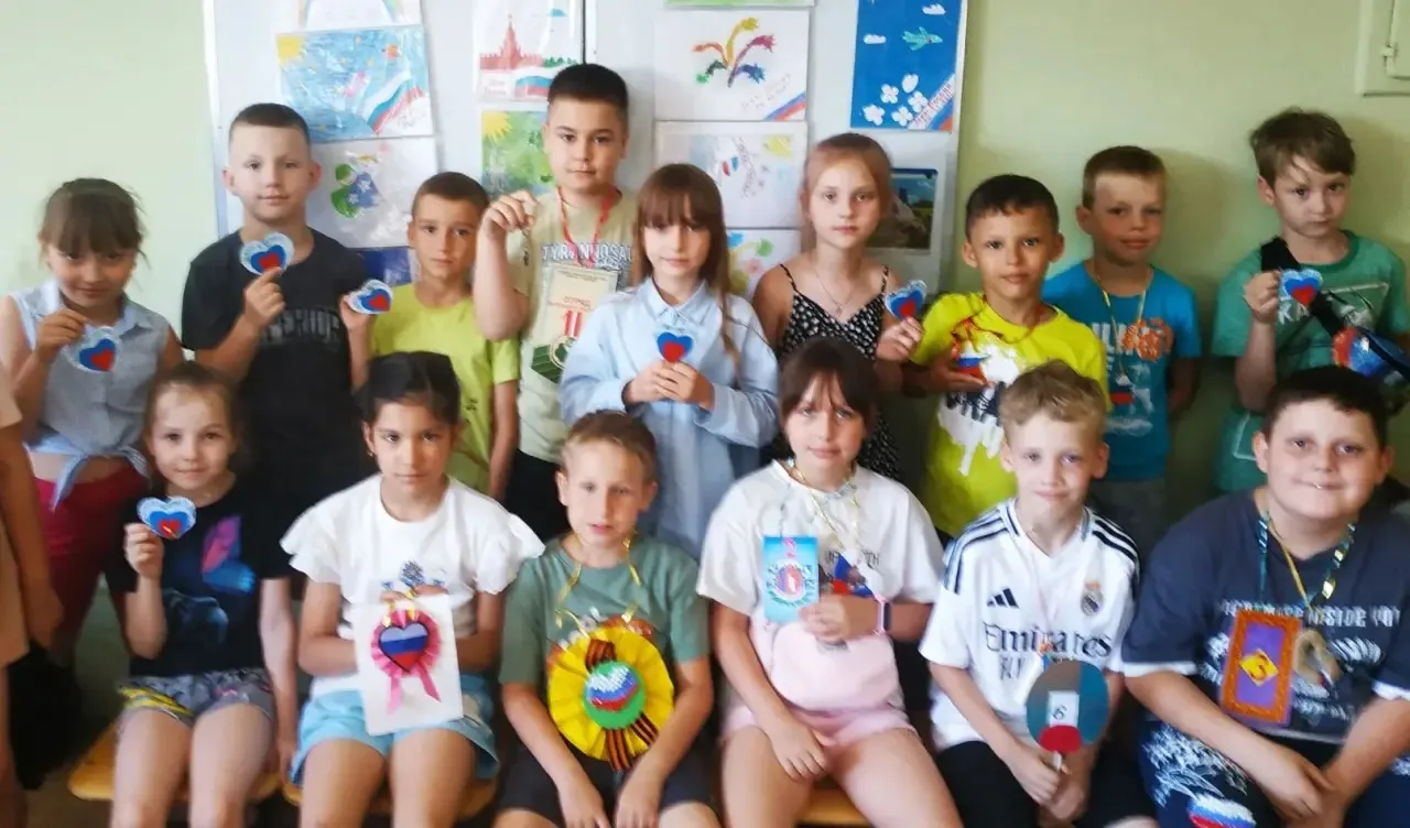 11 июня 3 отряд на занятии «Волшебницы Природы» отмечал День России конкурсом плакатов, а 6 отряд — 