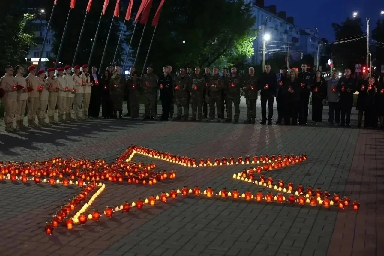 🕯В сердце Дзержинска зажглась память

🥀👥 Студенты техникума вместе с преподавателем Сергеем Ивано
