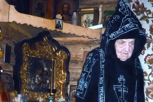 Как читать Иисусову молитву?  

« Иисусову молитву можно везде читать . Когда не один про себя читай