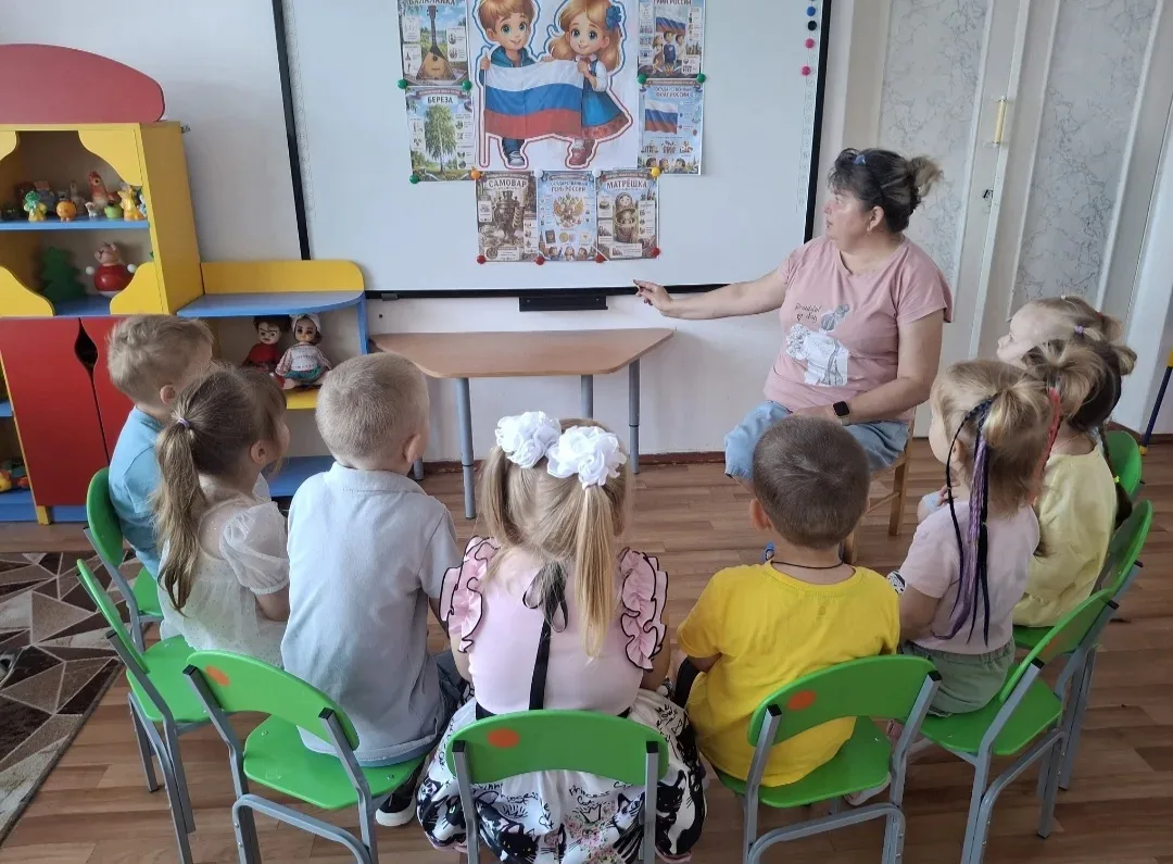 Наша Родина-Россия! 
Здесь родились мы на свет,
Нет земли для нас красивей
И любимой в мире нет!
В п