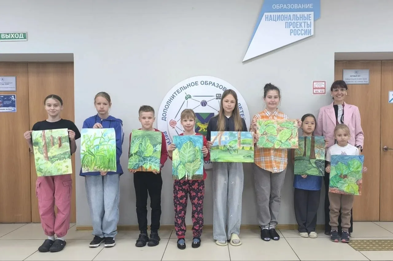 Творческие активные каникулы объединения «Маленький художник»🎨

Дети с педагогом ловят солнечные дн