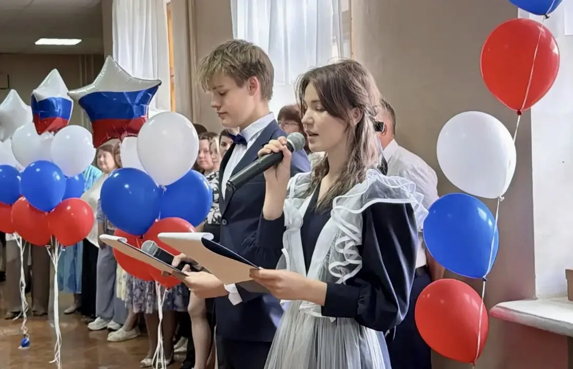 🔔 Последний звонок — начало большого пути! 🔔

Для одиннадцатиклассников прозвенел особенный звонок