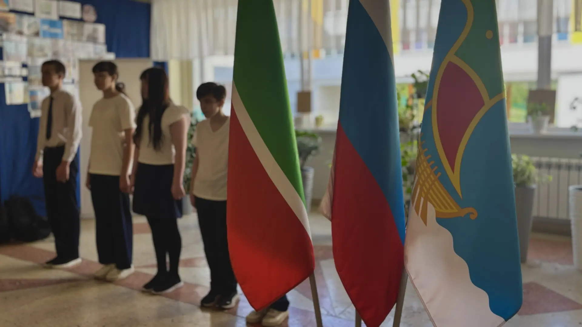 Сегодня в нашей школе в последний раз в этом учебном году состоялась традиционная церемония поднятия