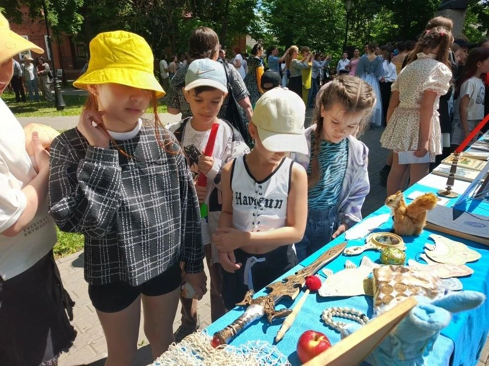 Пятый день смены: «В волшебной сказочной стране»

Пятый день в пришкольном лагере «Полянка» МБОУ гим