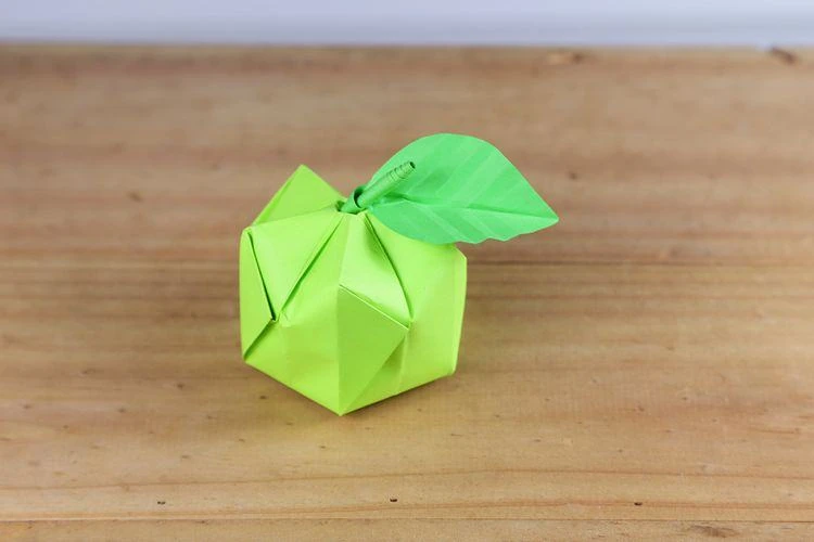 Мастер-класс, как сделать объемное 3D-яблоко в технике оригами

Это оригами-яблоко выглядит достаточ