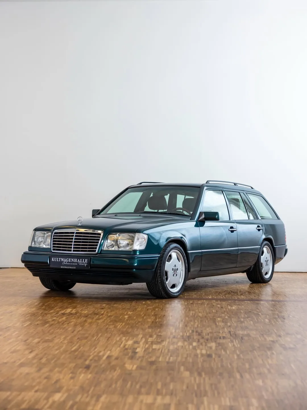 Перед вами редкий экземпляр — Mercedes‑Benz E36T AMG, выпущенный в июне 1995 года. Это один из всего