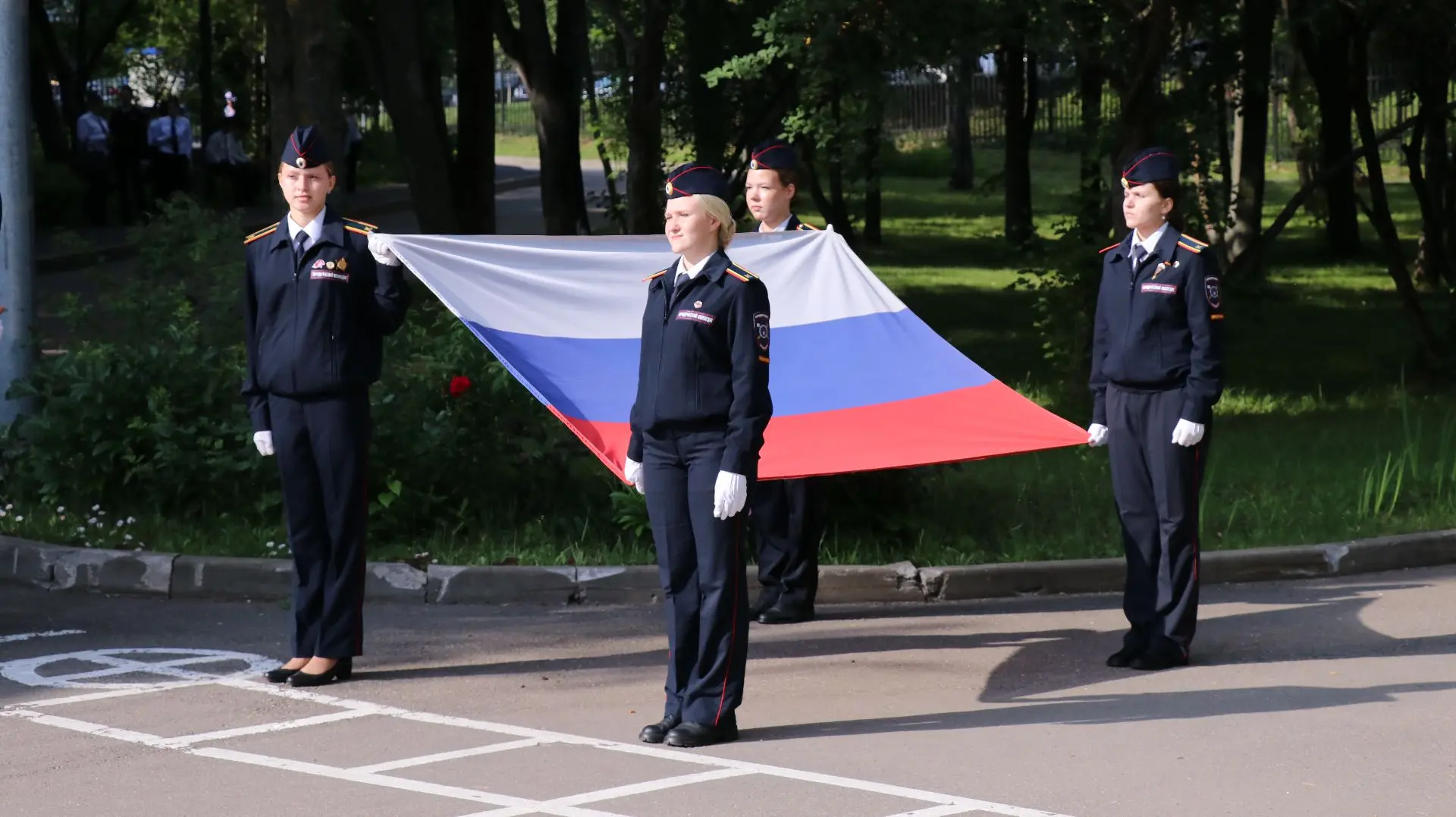 Традиционно учебная неделя в Колледже началась с поднятия государственного флага Российской Федераци