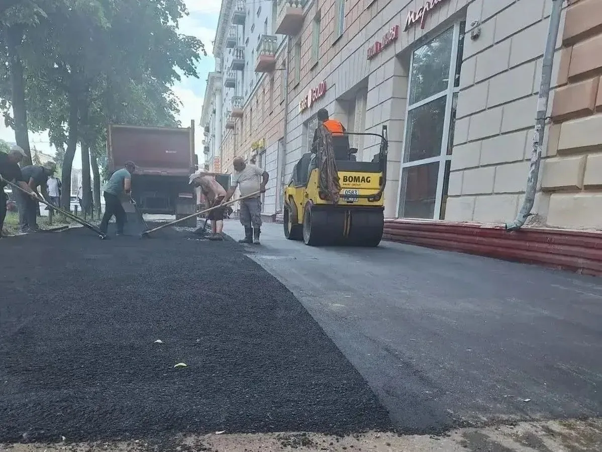 Продолжаем обновление пешеходных зон🚶

В областном центре ремонт тротуаров выполняет ООО «РЕМСТРОЙ-