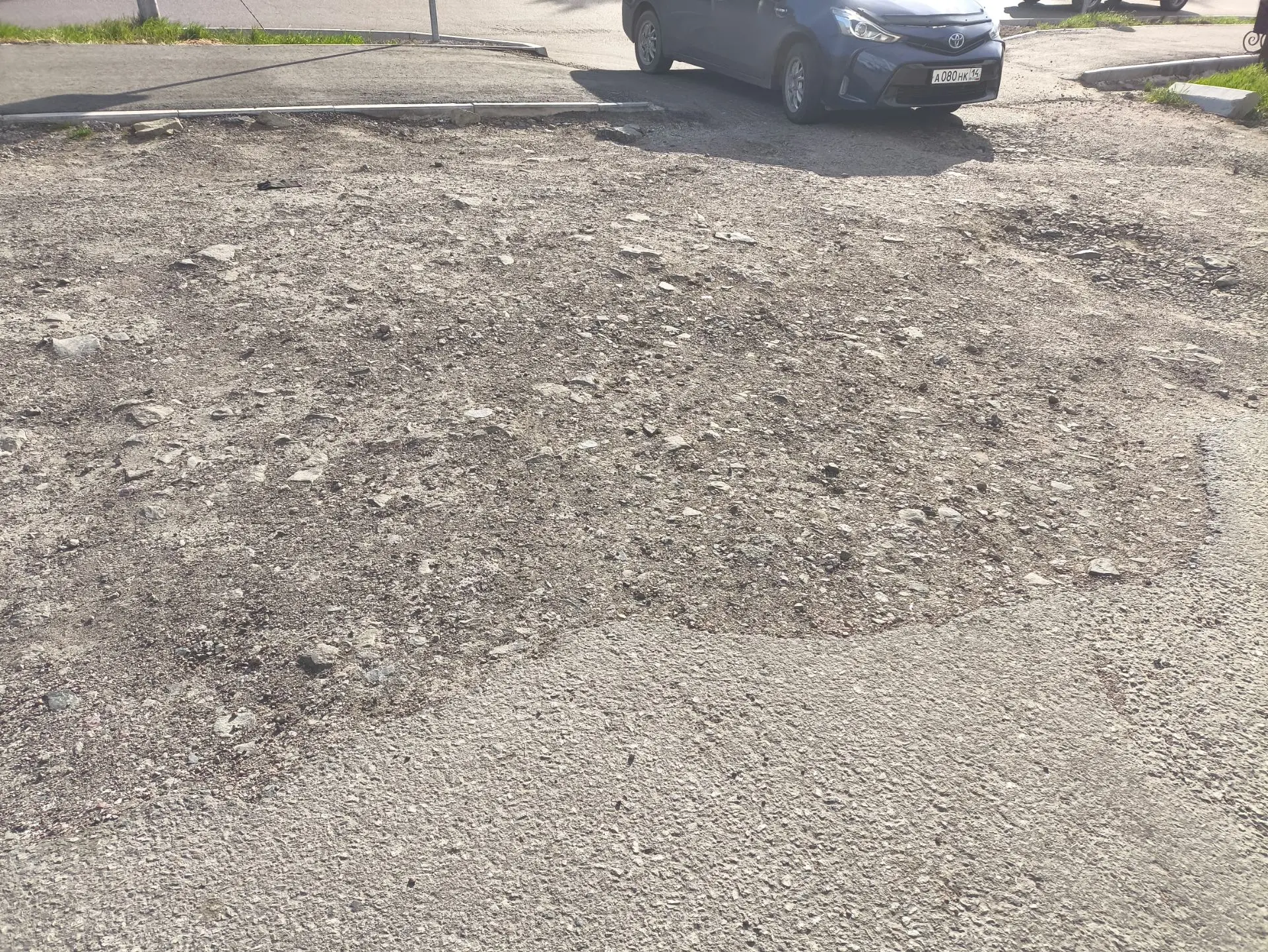 На выезде из двора от дома Геологов 49 на улицу им. Кравченко в прошлом году перерыли и кое-как засы