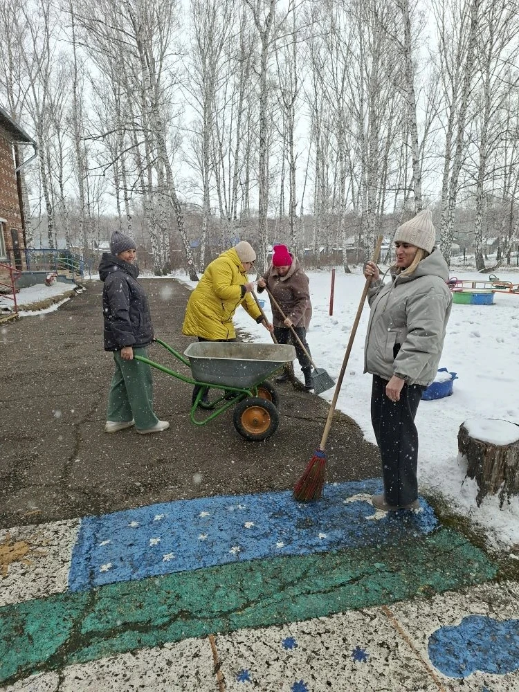 На субботник, господа!
Грабли, мётлы нам в подмогу!
Разбирайте и туда
На газоны и дороги.
Солнцем св
