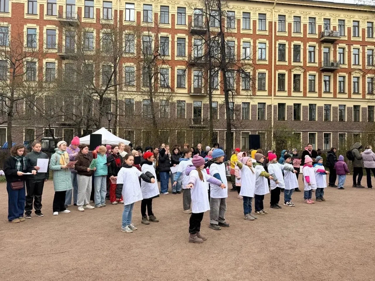 🪏 Ученики гимназии № 155  приняли участие в «Добром субботнике» в Некрасовском саду. 

Гимназисты п