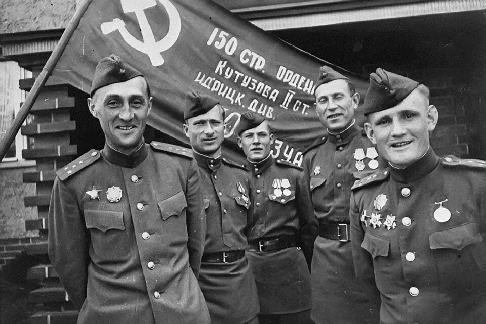 20 июня 1945 года из Берлина в Москву на специальном транспортном самолёте Ли-2 было доставлено Знам