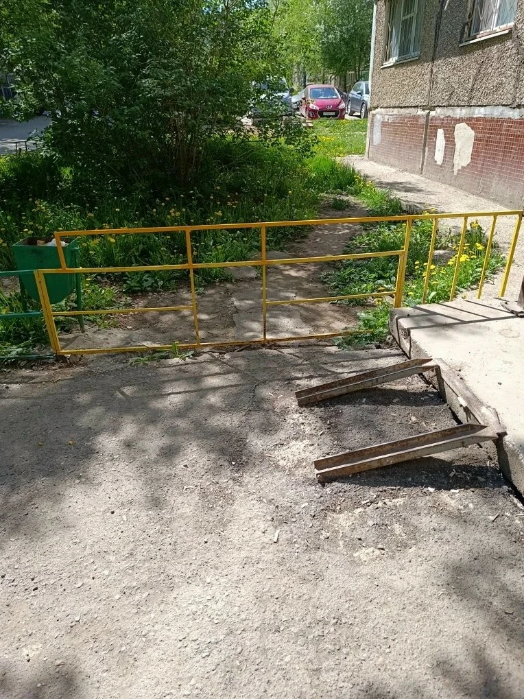 📌 УСТАНОВКА ОГРАЖДЕНИЯ возле дома по ул. ТБИЛИССКОЙ, 27

Во дворе дома по ул. Тбилисской, 27 устано