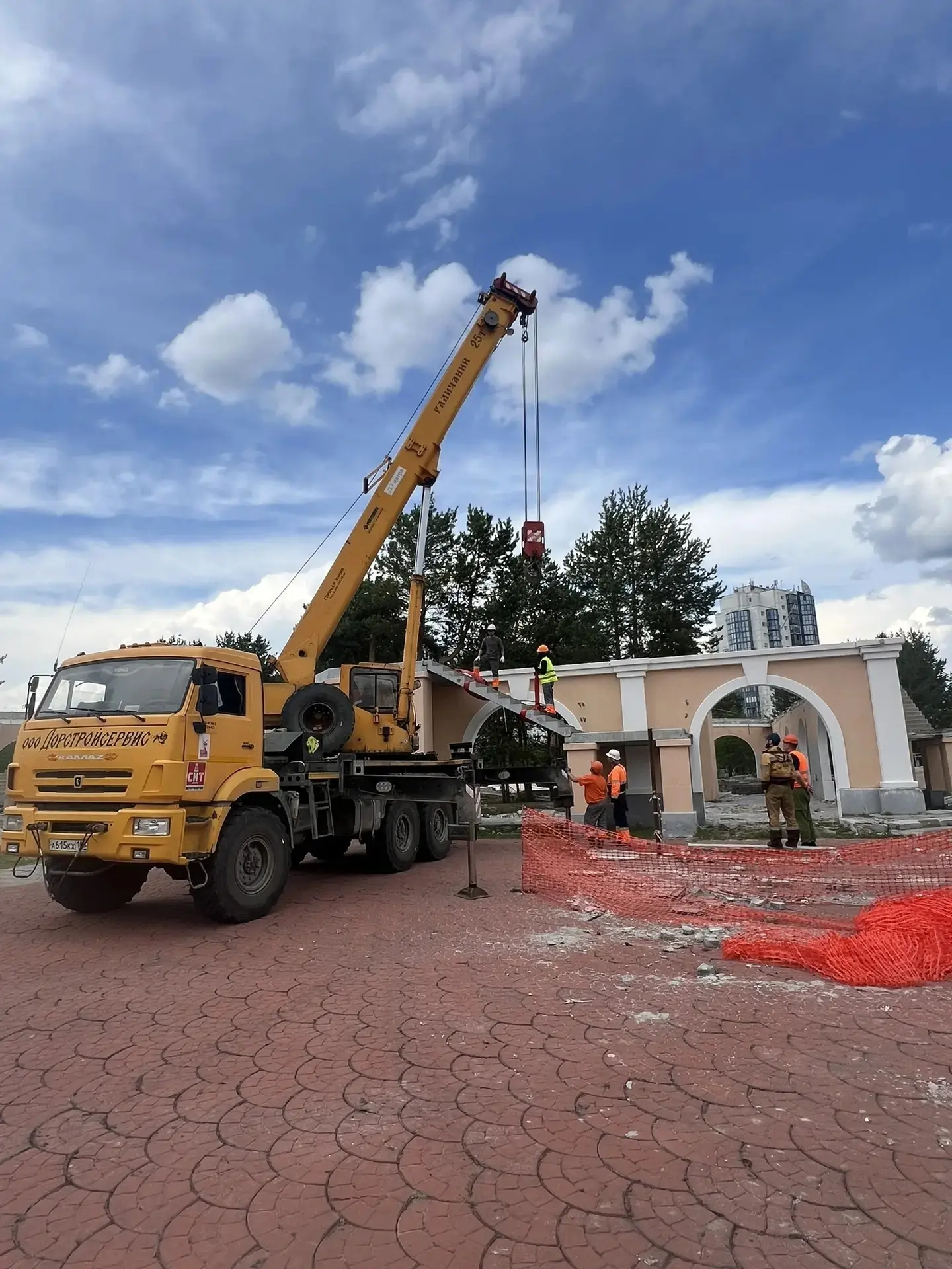 👋🏻  Когалым, до боли знакомая «Санта-Барбара» на Рябиновом бульваре начинает прощаться с нами

Лег