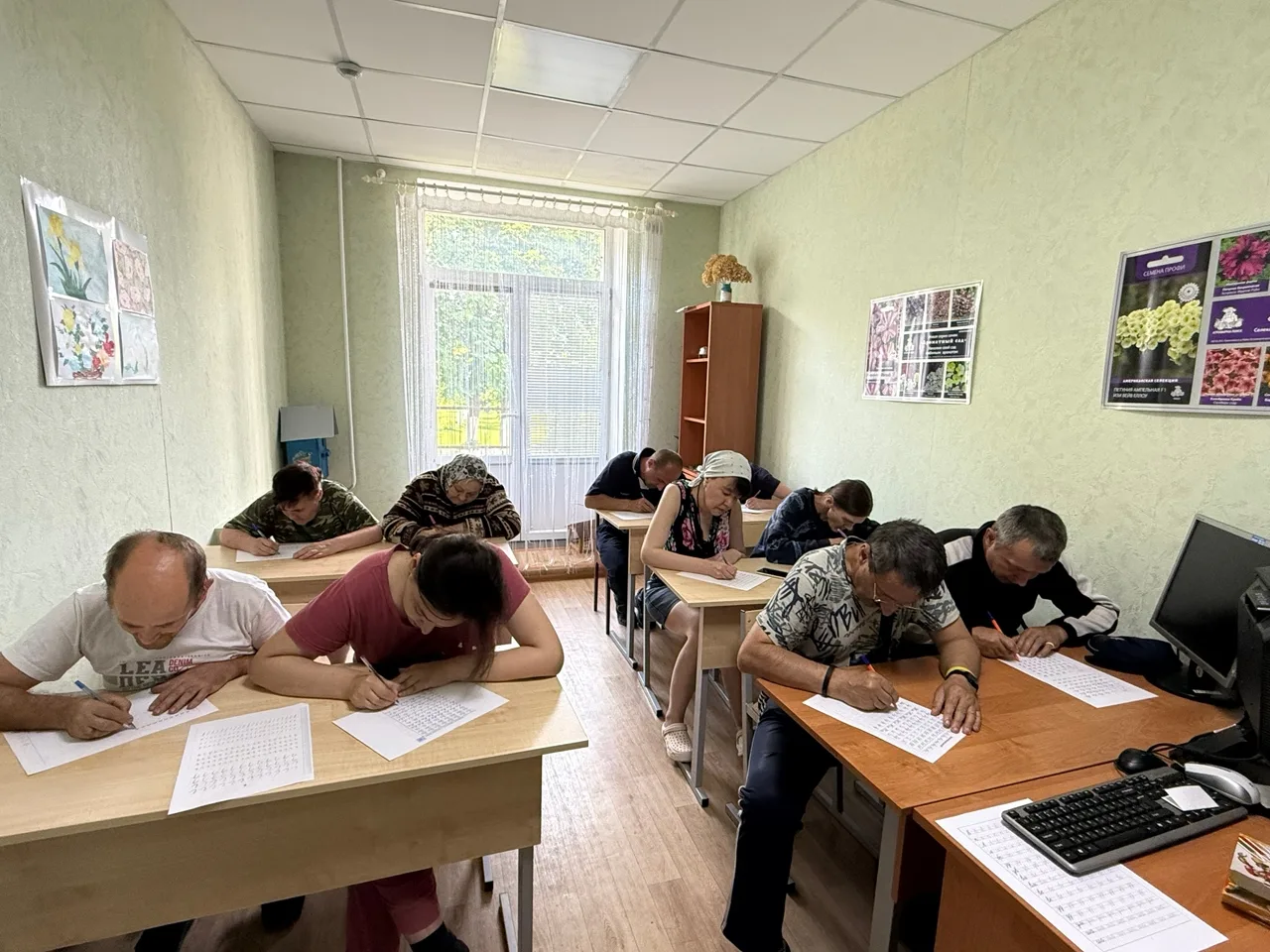 Кружок "Учимся писать".

В нашем доме социального обслуживания  еженедельно проходят занятия в кружк