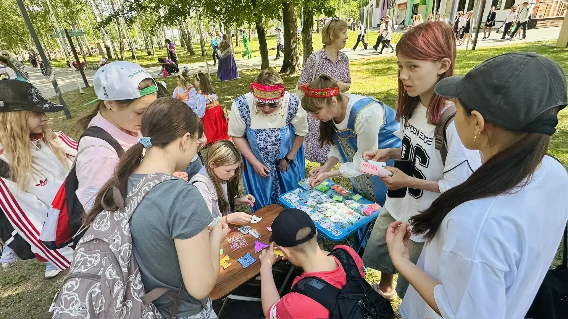 Спасибо скажем двум святым -
Кириллу и Мефодию!
Культуру нашу заложили,
Прославив нашу родину!
💫 Бу