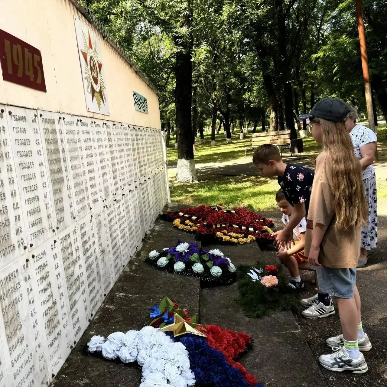 🕯 Дело памяти живёт в наших сердцах
Ребята из отделения реабилитации детей и подростков с ОВЗ Труно