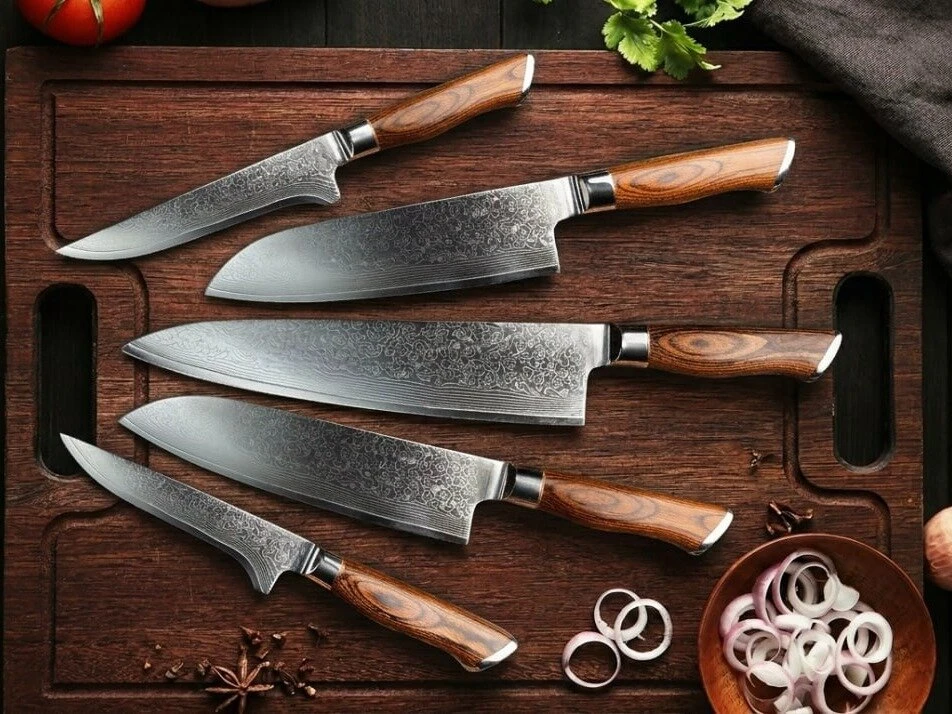 После этих ножей масс-маркет бесит! Готовы еще 5 наборов

Я кузнечным делом живу уже 36 лет. Всё дел