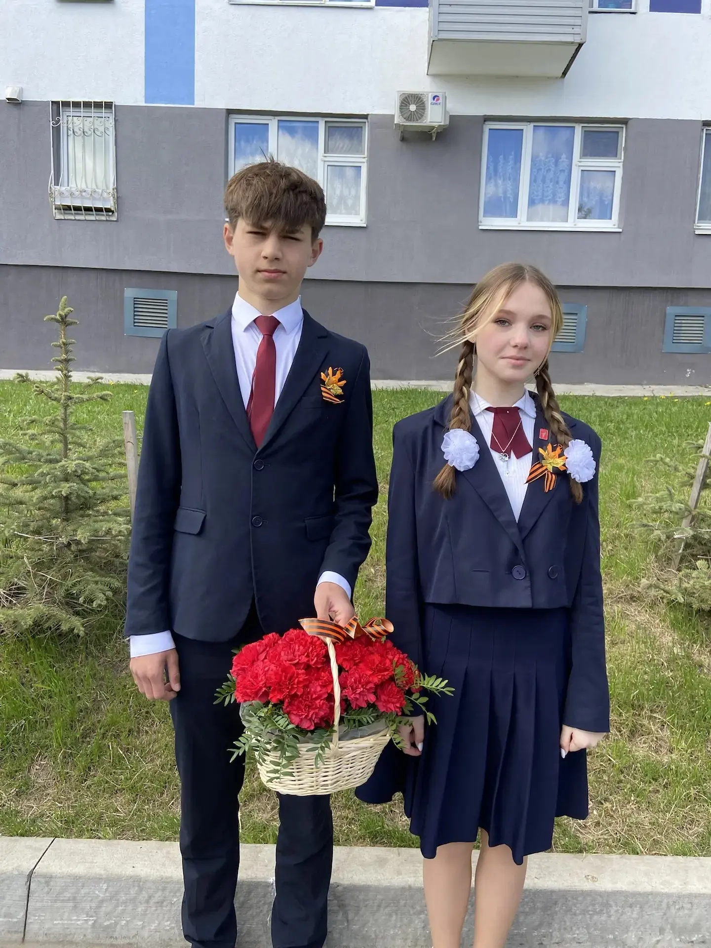 🎖В великий праздник 9 Мая учащиеся 8 В класса были удостоены особой, почетной миссии — возложить ко