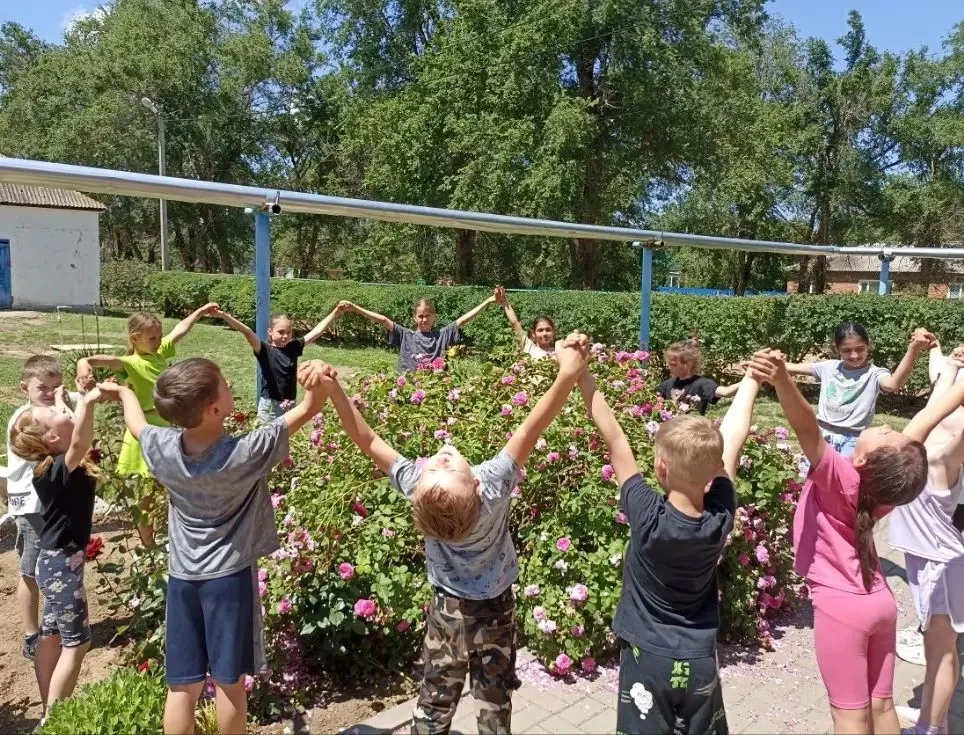 9 день в пришкольном лагере " Улыбка " посвящён  направлению "Открытия".
🌞Зарядка.
🌞Утренняя линей