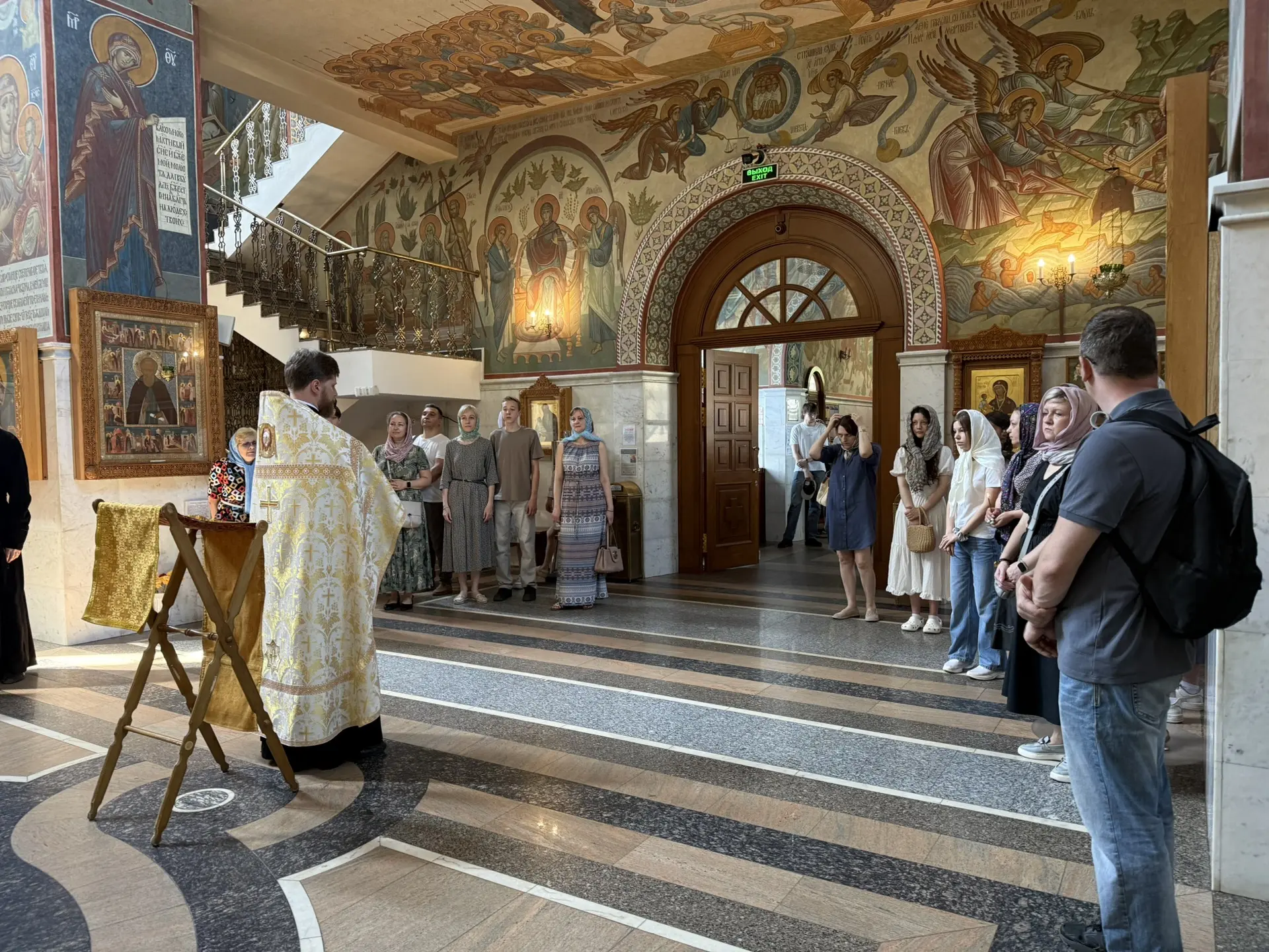 Сегодня в храме на службе собрались и те, кто еще за партой, и те, кто уже стал студентом, и любящие