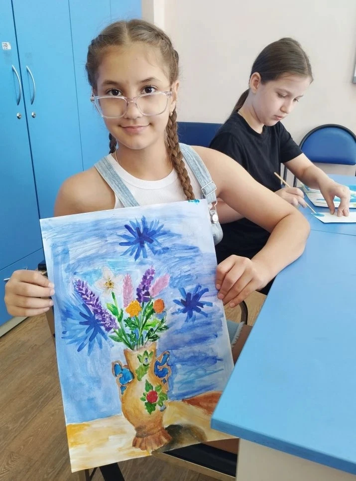 Рисуем лето 🎨

Пока за окном пасмурная погода — наши творцы Художественной студии «Акварель» рисуют