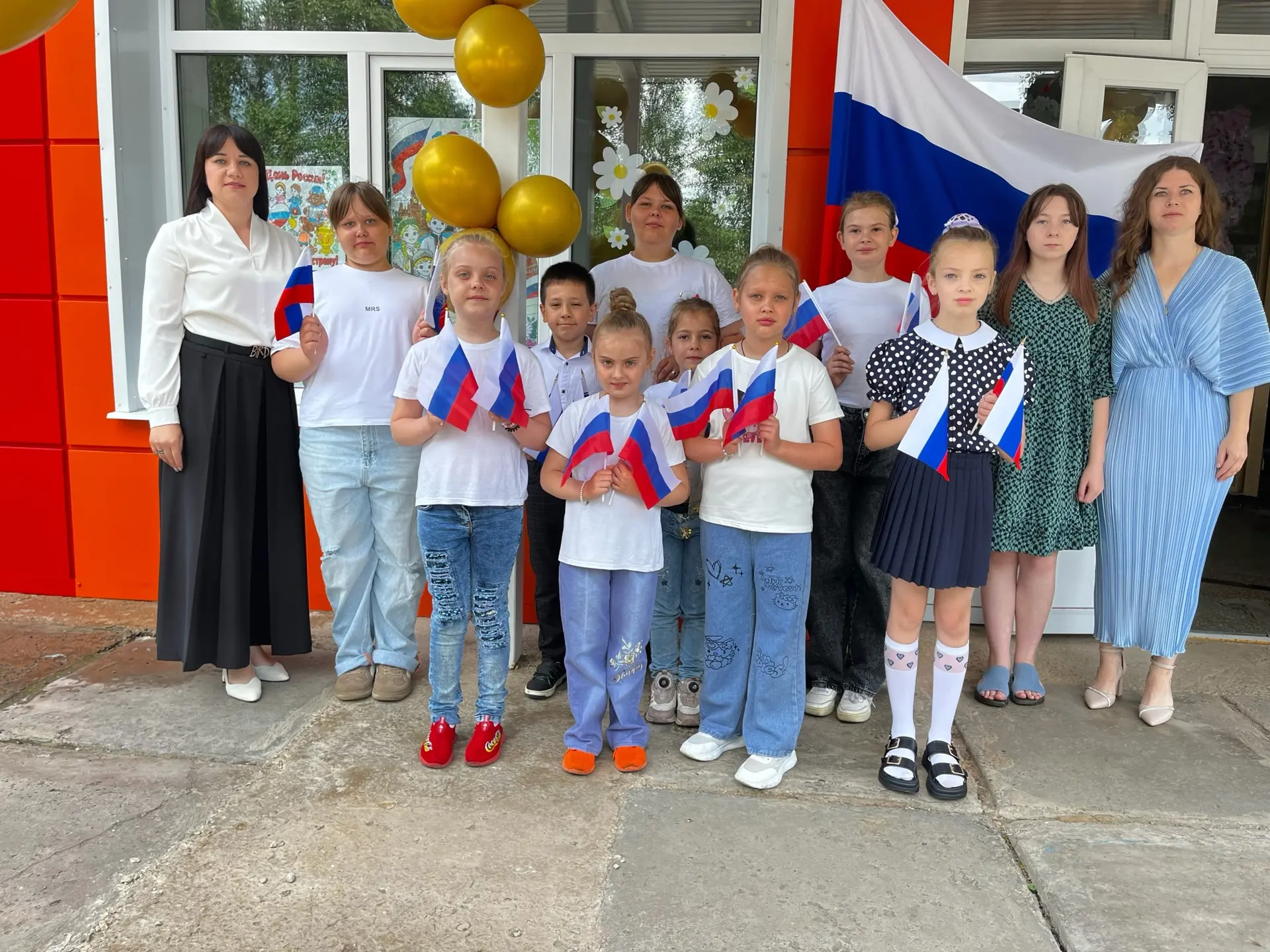 12.06.2026г. в МБУ «Дом культуры п.Широкий» состоялся митинг ко Дню России🇷🇺
Цель мероприятия - фо